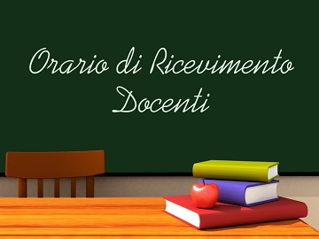 una lavagna con scritta orario ricevimento docenti, una sedia e dei libri