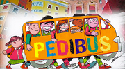 bambini con un finto autobus con scritta pedibus