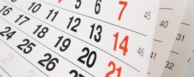un foglio di calendario con numeri rossi