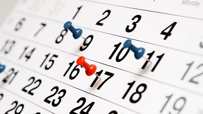 un calendario con delle puntine colorate su dei giorni