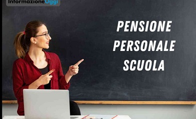 una docente indica scritta alla lavagna pensioni personale scuola